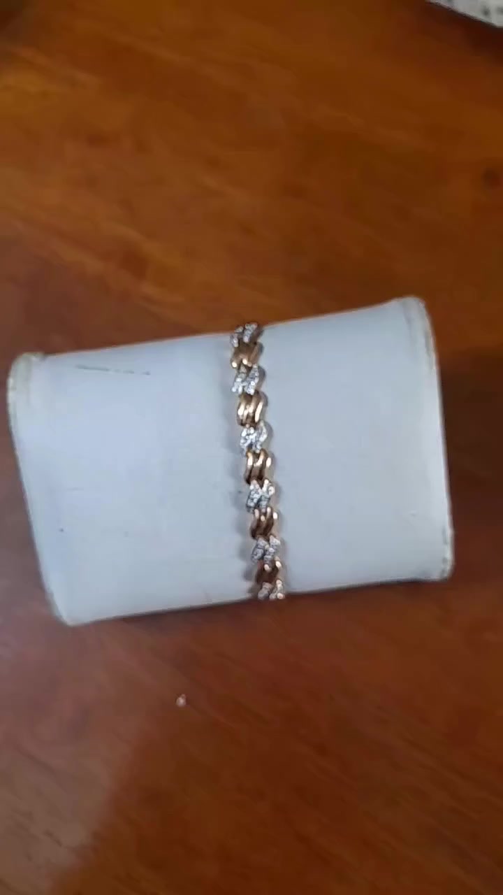 كما وعدناكم بتقديم الاميز والاندر من انتيكات و مجوهرات وتحف (الدار العالمي للانتيك ) ، سوار فضة 925 مع طلاء سميك وثابت من الذهب عيار 18 مرصعا بحبات من الالماس البلجيكي النقي ،،،
***********     واتساب &  فايبر
