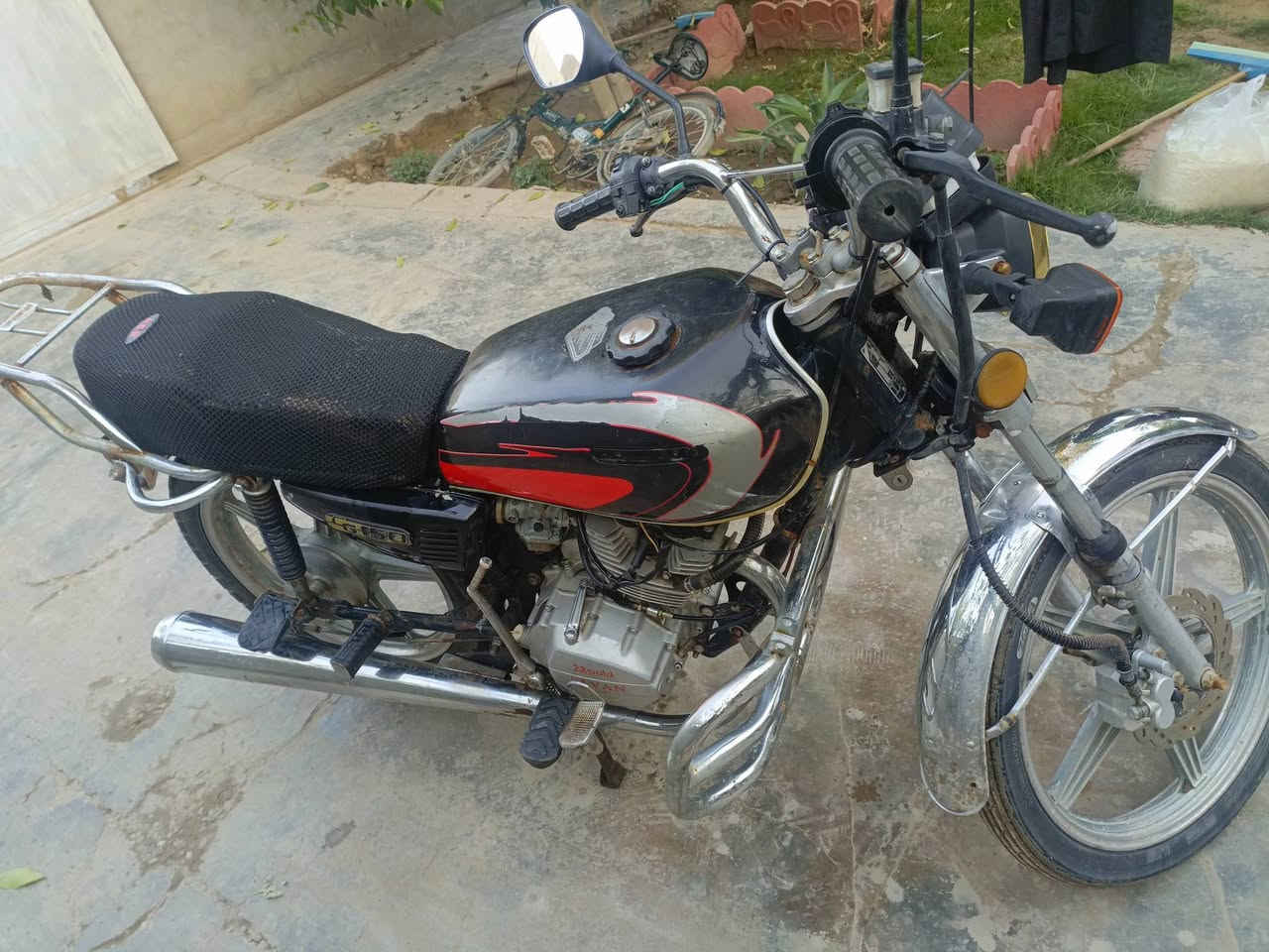 ١٩ مجفتة صارلها شهر كهرابائيات شغالة سلف شغال بس عايزها باتري و اشارة ليورة يمنة والتاير اليورة تعبان السعر 350 و بيها مجال
***********
