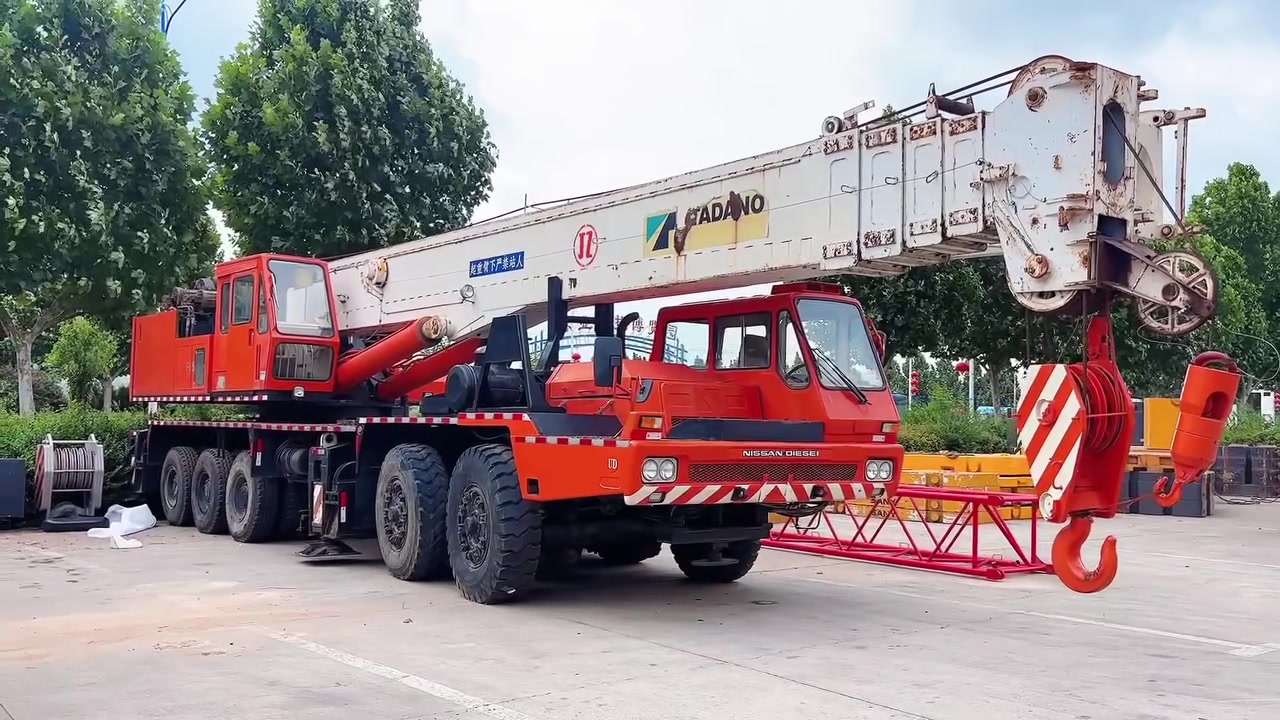 TADANO TG-1000E CRANE
出售日本生产TADANO TG-1000E汽车起重机，中国国有建筑公司退役，保养非常好！下车装日产V10发动机，上车装日产直列6缸发动机。现在在中国停放。有需要的朋友请联系我们：
微信/whatsapp:86-13526170326(杨)

Japanese-produced TADANO TG-1000E truck crane for sale, retired by Chinese state-owned construction companies, very well-maintained! Get out of the car with a Nissan V10 engine, and get on the car with a Nissan in-line 6-cylinder engine. It is parked in China now. If you need it, please contact us: 
WeChat/whatsapp: 86-13526170326 (Yang)
#TADANO #CRANE #起重机

بيع كران سيارة TADANO TG - 1000E الصنع الياباني، مستخدم من شركة بناية حكومية صينية، صيانة ممتازة!装有 محرك Nissan V10 في الجزء السفلي والمركبة، و محرك Nissan بطريقة سلسلة من 6 أسطوانات في الجزء العلوي. موجود الآن في الصين. يرجى الاتصال بنا إذا كنت بحاجة:
WhatsApp/WeChat: +86 13526170326 (Yang)


**إذا كنت صاحب هذا الإعلان وتريد حذفه لأي سبب، رجاءا أرسل رسالة إلى الدعم الفني**