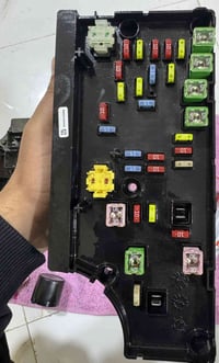 قاعدة فيوزات • C200 2011-2014 • 4 سلندر