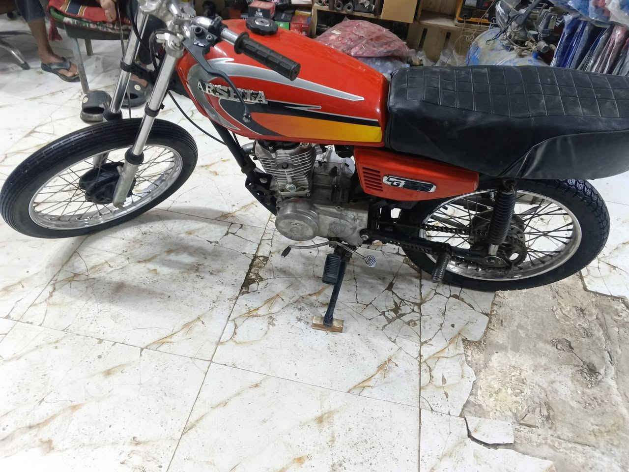 السلام عليكم من رخصه ادمن الجروب
دراجه 4 قير كلك كلك كلك 
ملك الاستعراض اني 😂
موديل 20 دراجه كلش حلوه مال مزاد 
مفتوحه بس ولفات نظيفه ناعمه كلش 
اللوياله موس كلش مرتبه 
العنوان كوفه 
السعر 280 وبيها مجال مكينه ناعمه على الشط 
***********
