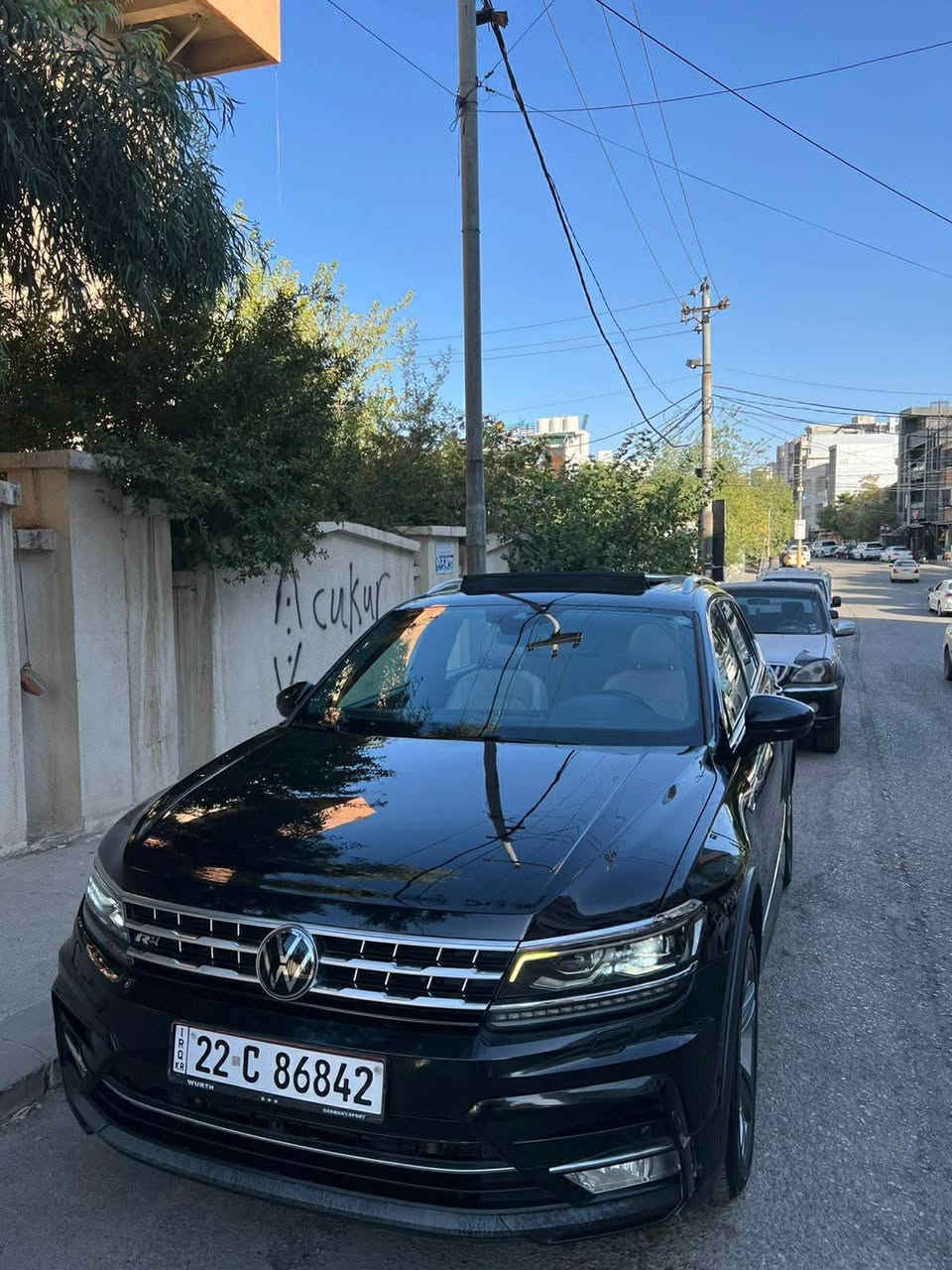 تیگوان بۆ فرۆشتن (R Line).
مۆدێل: 2022 ڕەنگی ڕەش.
دەبڵ ئەکسل (4MOTION).
مواسەفات: فول فول( ،ناو سپی  (کرێمی) ، بەصمە ، پانۆراما ، کوشن هیتەر ، ڕاداری دواوە ، شاشە گەورە و (carplay) ، سیستەمی سەوتی فیندەر پریمیوم ، ڕاداری ئاوێنە ، کوشن میمۆری ، لایت ئۆتۆ ).
مەکینە: چوار پستۆن 2.0 تۆڕبۆ.
52.326 (مایل) ڕۆشتوە.
سەیارەکە وارد کەنەدیە و نیو بۆنیت بۆیاخە لەگەڵ نیو دەرگای سنوقەکە بۆیاخە و 
کەمێک ساردی هەیە (بێ ناو گرتن) ، بێ تەقەو ڕەقەیە و کێشەی حەماوەی نیە گێڕ و مەکینە بەشەرتی فەحس و بەناو کردن و وەکالە بەشەرت.

بۆ نرخ پەیوەندی بکە : *********** السليمانية, العراق
