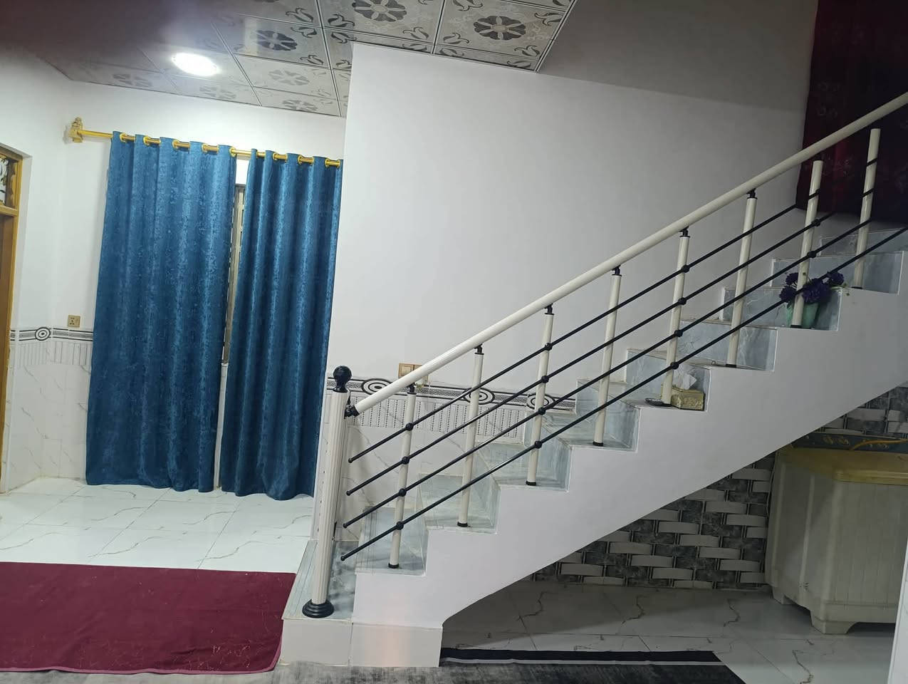 سلام عليكم  250متر للبيع اساس صب كونكريت بناء بلوك وعكاده يحتوي على غرفتين او صاله وستقبال ارضيه بورسلين سقوف ثانويه شارع المطار جديد بشارع علكم بشارع حاتم الخير نهايت المقرنص   سعر 68 او بي مجال ***********
