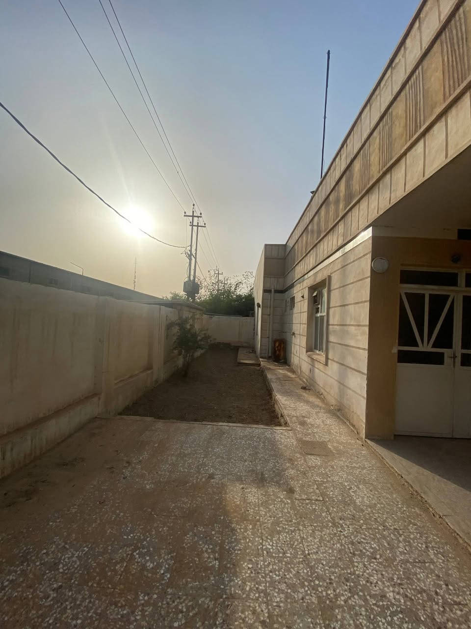 بسم الله الرحمن الرحيم
بيت للبيع في مجمع المناذرة السكني ( المجمع الاقرب للولاية ) منطقة راقية وخدمات متكاملة البيت مساحتة 250 م مع فضلة 100م راجعة للبيت يعني المساحة الكلية 350م 
موقعة مميز ركن خلف السايلو طابق واحد يحتوي على غرفتين وصالة واستقبال ومطبخ وصحيات عدد ٢ وحديقتين جانبية وامامية
للراغب في الشراء الاتصال او المراسلة على الرقم   *********** يتوفر واتساب ايضا
