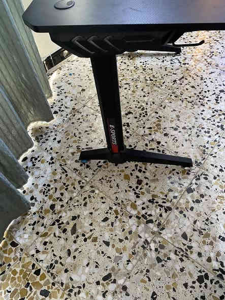 سلام عليكم للبيع ميز كيمنج اضاءة بيه سعر ٩٠ وبيه مجال مكان بغداد ابي غريب الشهداء ***********
