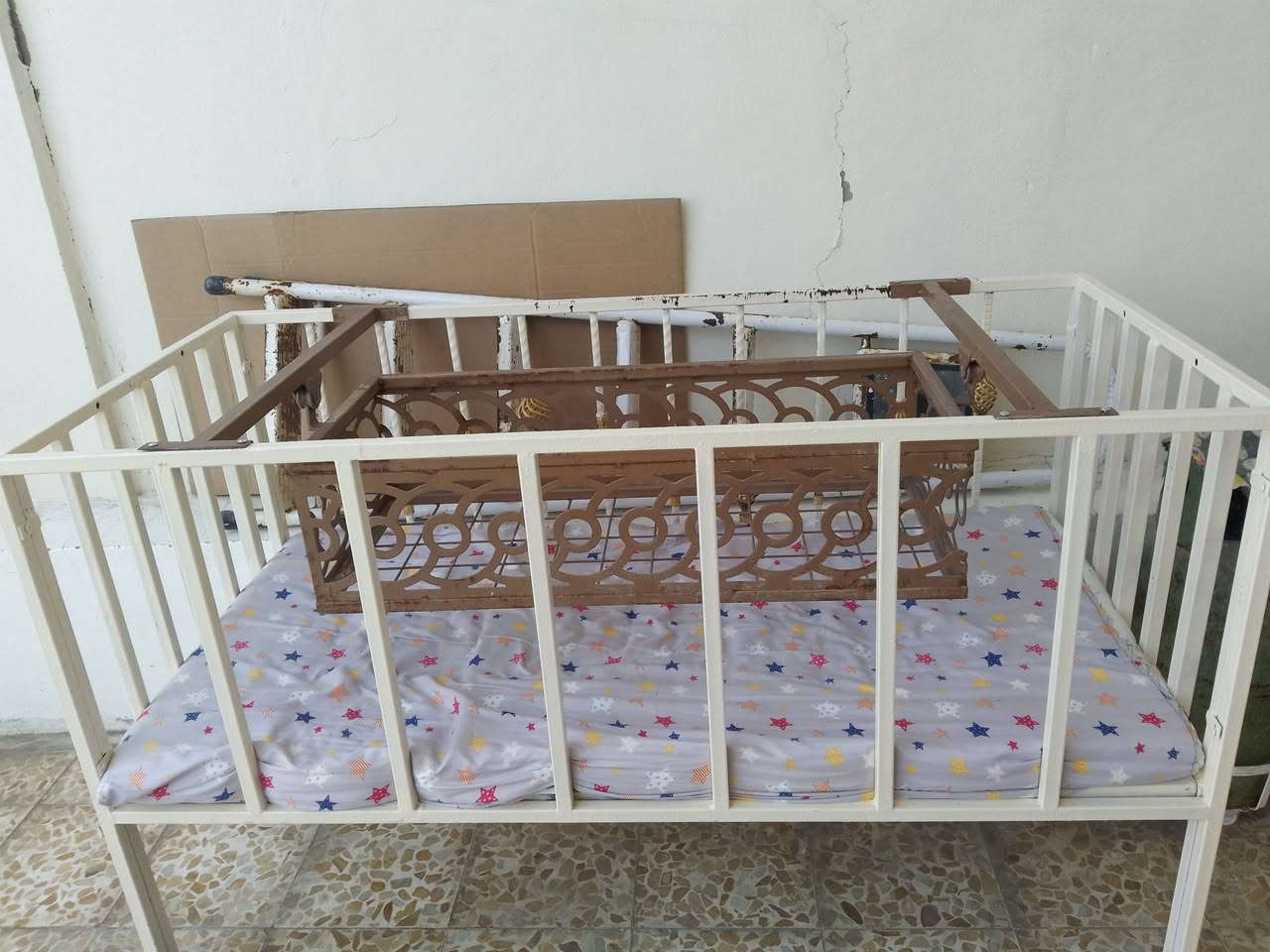 تخت للبيع
تخت وبي ديديه للبيع والتخت معا المطرح 
والديديه تنشال ويبقى بس التخت اذا تريدون 
ينام بيها الى ال6 سنوات يرادلها صبغ بس 
السعر 125 وبيها مجال للاستفسار اتصال على الرقم  ***********
