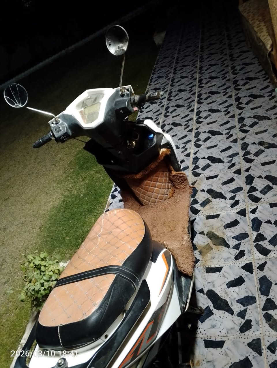 🏎️ للبيع: دراجة (شحن) بحالة ممتازة وجاهزة
المواصفات الفنية:
البطاريات: تحتوي على 5 بطاريات (2 منها ضاربات والبقية بحالة ممتازة).
السرعة: سرعة حقيقية تصل إلى 60 كم/ساعة.
الملحقات: الشاحنة (الشاحن) الأصلية موجودة.
التايرات: تخم تايرات جديد (تم التبديل قبل أسبوع فقط).
النظافة: الشاصي نظيف جداً، والبكلايتات شغالة فول.
السعر والتواصل:
السعر: 350 ألف دينار (وبي مجال بسيط للشراي).
رقم الهاتف: ***********
