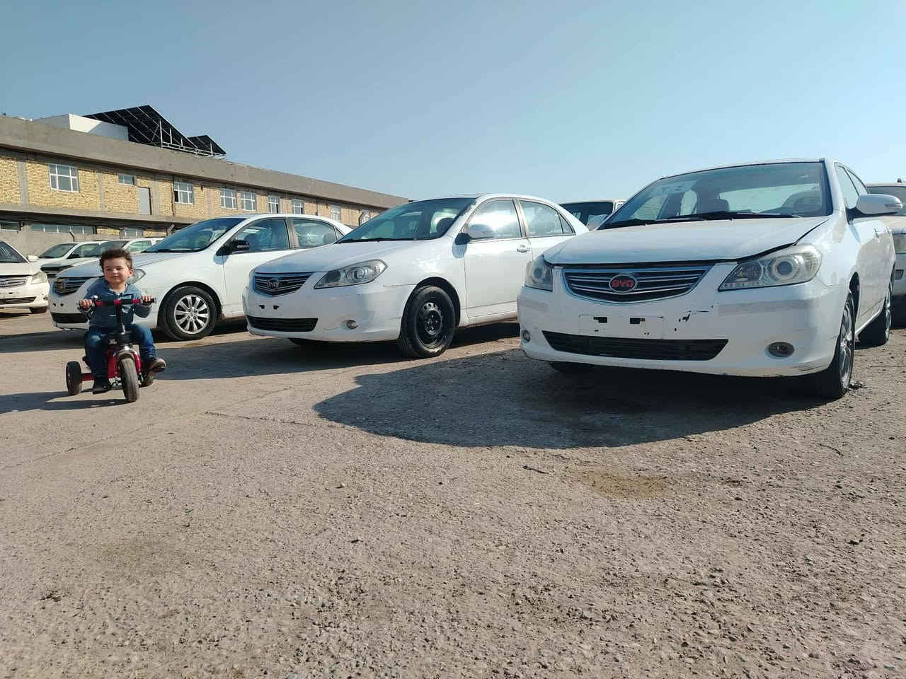 السلام 
بي واي دي G3 ٢٠١٥  شرط المحرك والكير كهربائيات كلها شغاله. تبريد تدفئة تخم تايرات تحكم ستيرن صدر امامي خلفي كله جديد السياره ما ناقصها اي شي. 
مكان السياره الكوت البوابه طريق كوت بغداد
***********
***********
