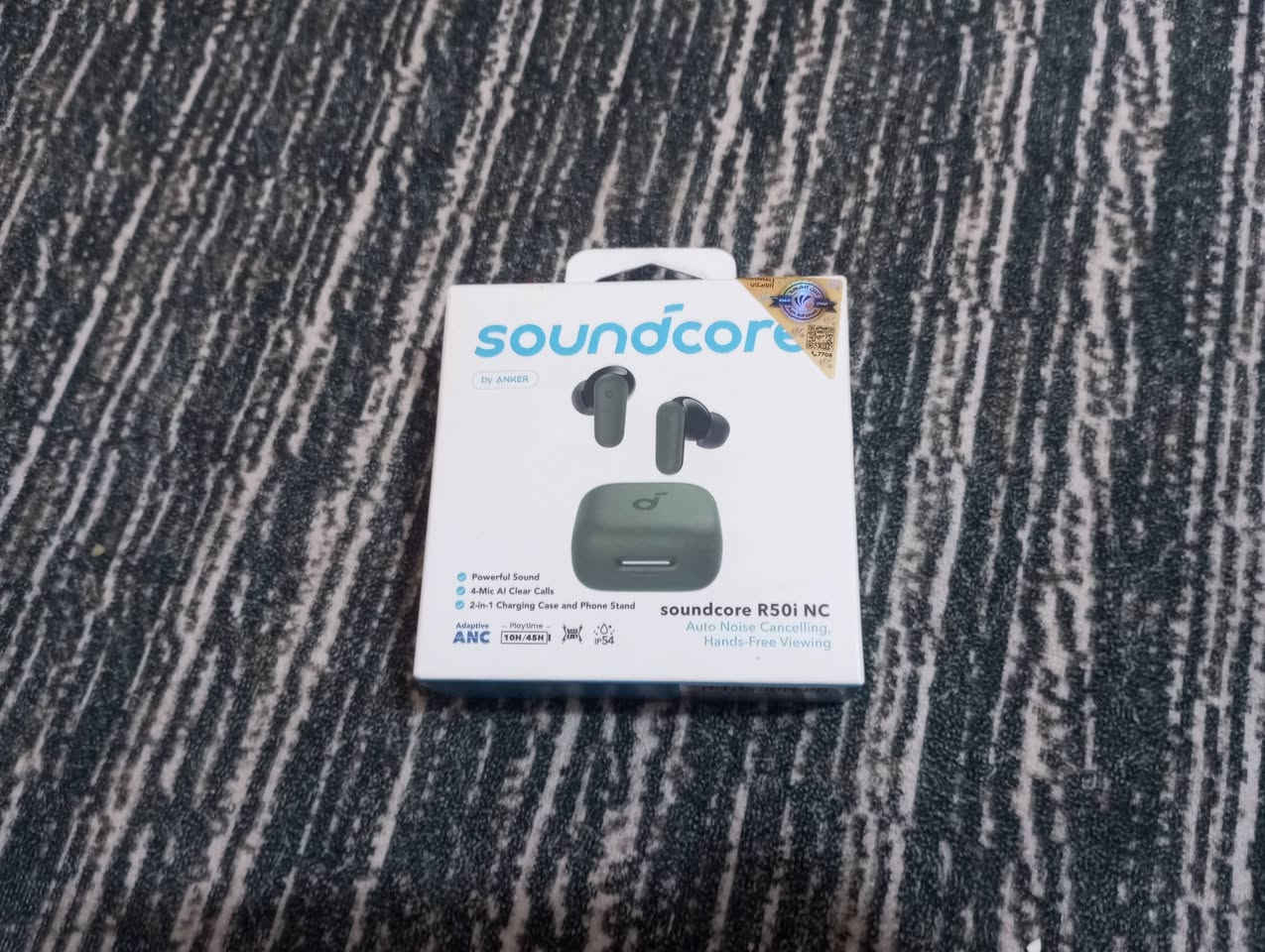 السلام عليكم ورحمة الله وبركاتة للبيع سماعة Anker Soundcore R50i NC الأصلية بحالة ممتازة جداً، مع الكرتون والعلبة الأصلية. تحتوي على عزل ضوضاء ANC، بطارية تدوم حتى 45 ساعة، 4 مايكات للمكالمات الواضحة، ومقاومة للماء IP54. اللون أخضر غامق مستعمله يومين بس شرط النظافه فول  السعر 35 وبيها مجال مكاني واسط.قضاء بدرة  الشراي يجي خاص ***********
