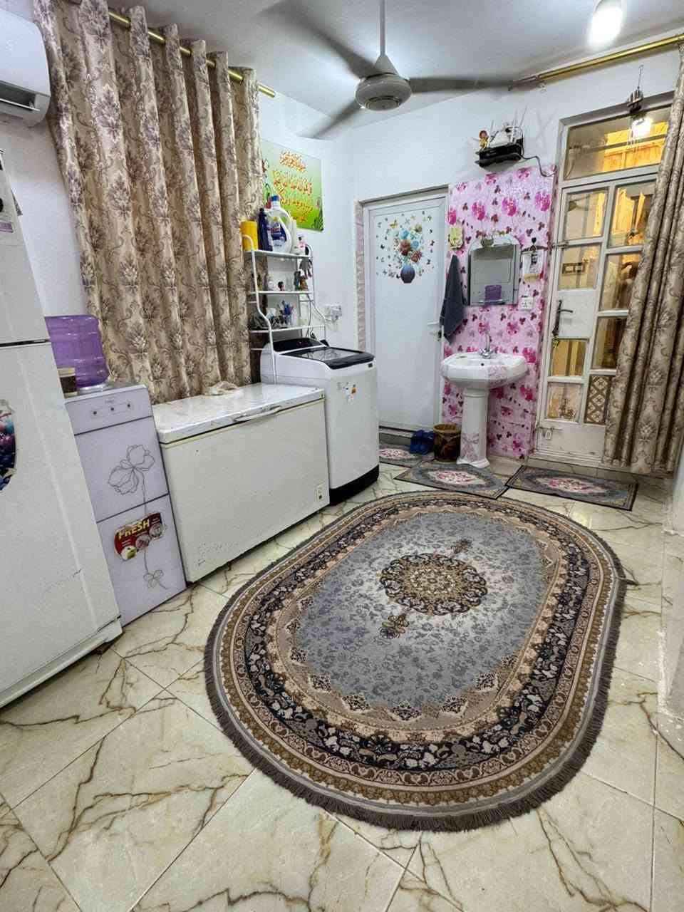 السلام عليكم 
للبيع مشتمل مساحة 75متر طابقين بناء حديث الطابق الارضي معزول عن الطابق الثاني
الطابق الارضي استقبال وغرفة نوم ومطبخ وصحيات
الطابق الفوك غرفتين نوم وصالة والصحيات 
حي العروبة قرب فلكة انس 
السعر 95 مليون بي مجال بسيط جدا 
***********
