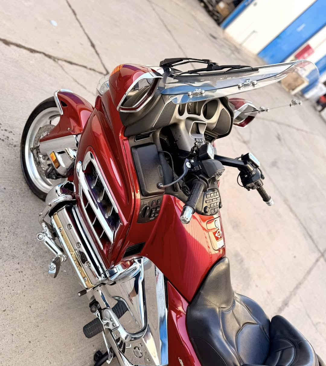 السلام عليكم
للبيع Goldwing كولدن 2001 لون متغير ماروني على مشمشي دخول جديد مال رمبه الدراجة مكفوله من الشخط جديده جداً 
محرك 1800 CC
المكان بغداد شارع الضلال 
اي استفسار الاتصال 
***********
