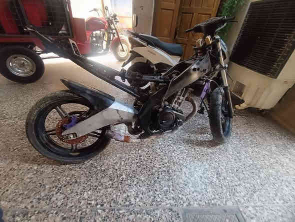 ابيع كوم حديد
دراجة بطح ياماها r15 محرك 250cc  محرك مابي شي جانت تشتغل ومخليهة مال لعب بس كطعت نارية وتركتهة وكمهة يخبل كير مابي شي نواقصهة

١- تانكي + كفرات وترتيب الكهربائيات لين حاول اسوي النارية وما دبرتهة ابيعهة كوم حديد ركز علا كلمة كوم حديد قفلهة 125 من الاخير الشراي يتصل *********** عنواني بغداد العبيدي بغداد
