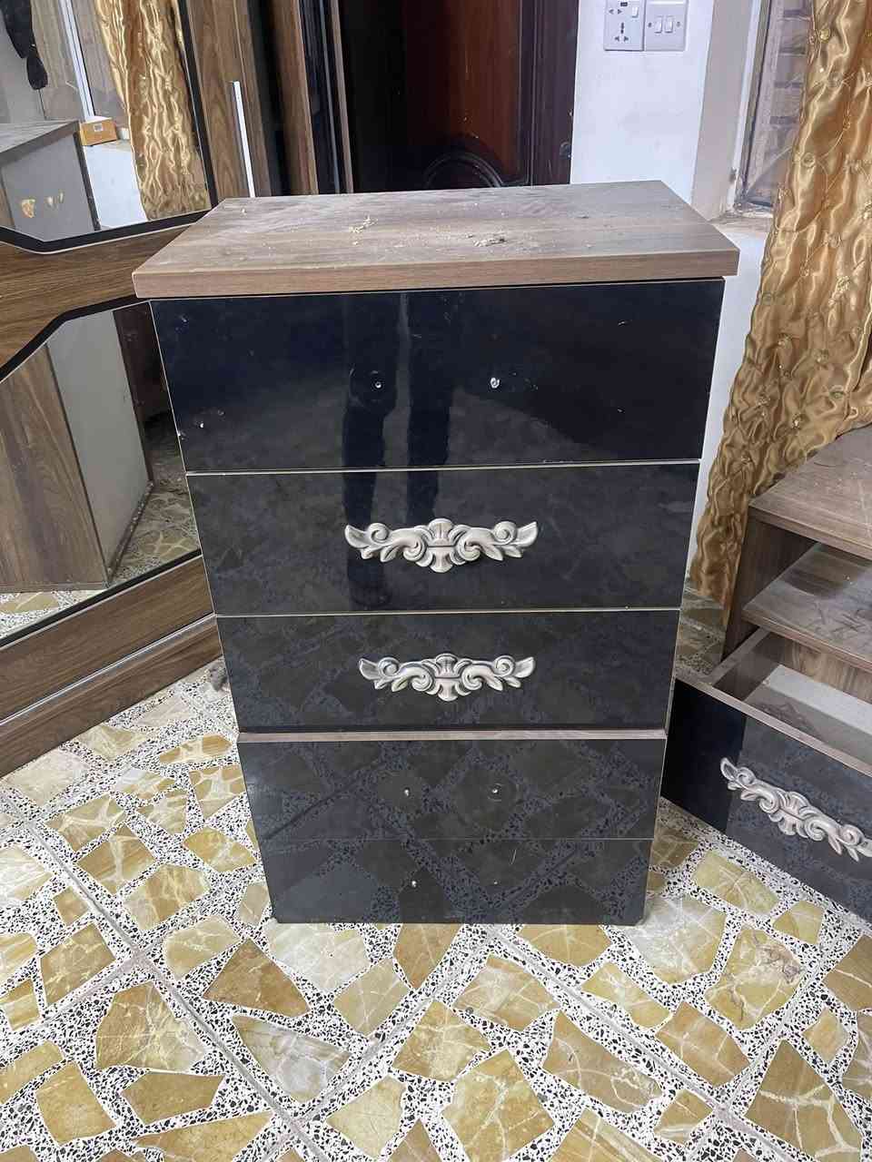 السلام عليكم من رخصة الادمن معرض بلازما تركي نظيف جدا وغرفة سلايد تركية رايدلها ترتيب للبيع العنوان بغداد الجديدة الهاتف ***********
