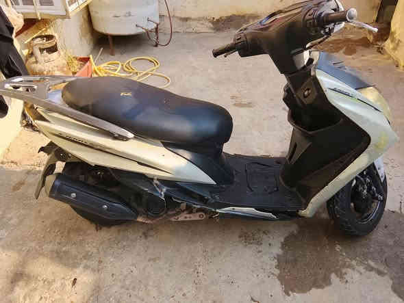 سلام عليكم  سكنس فحل مكينه ماكس عدله خرسه ناعمه دراجه كلشي شغال بيه اشارير هورن  دبل اشاره  زوج تايرات جديد  دراجه كتام العين سعر الدراجه 250 وبيه مجال الطيبين مكان الدراجه حله ابي غرق 
هاذ رقمي *********** ة
