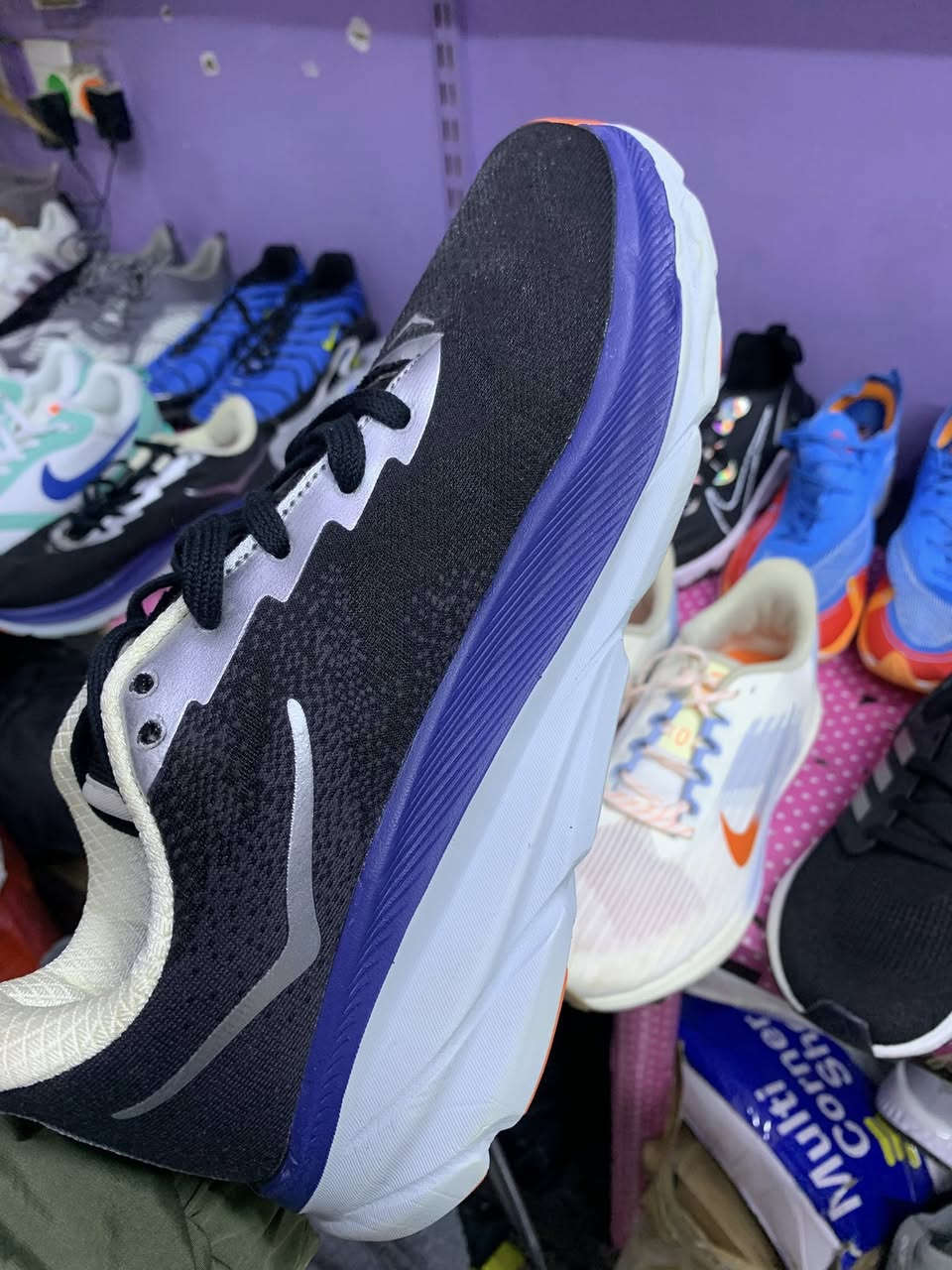 حذاء رياضي باله اصلي منشأ فيتنام النضافه 100/100 قياس 43السعر 25 الف يوجد توصيل جميع المحافظات ***********
