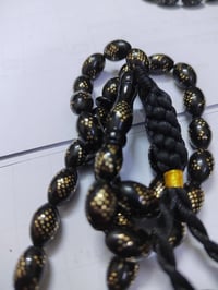 سبحه من اليسر بحر الاحمر مطعم بالمعدن بعدد حبات 33 حبة شبابية بوزن 23 ...