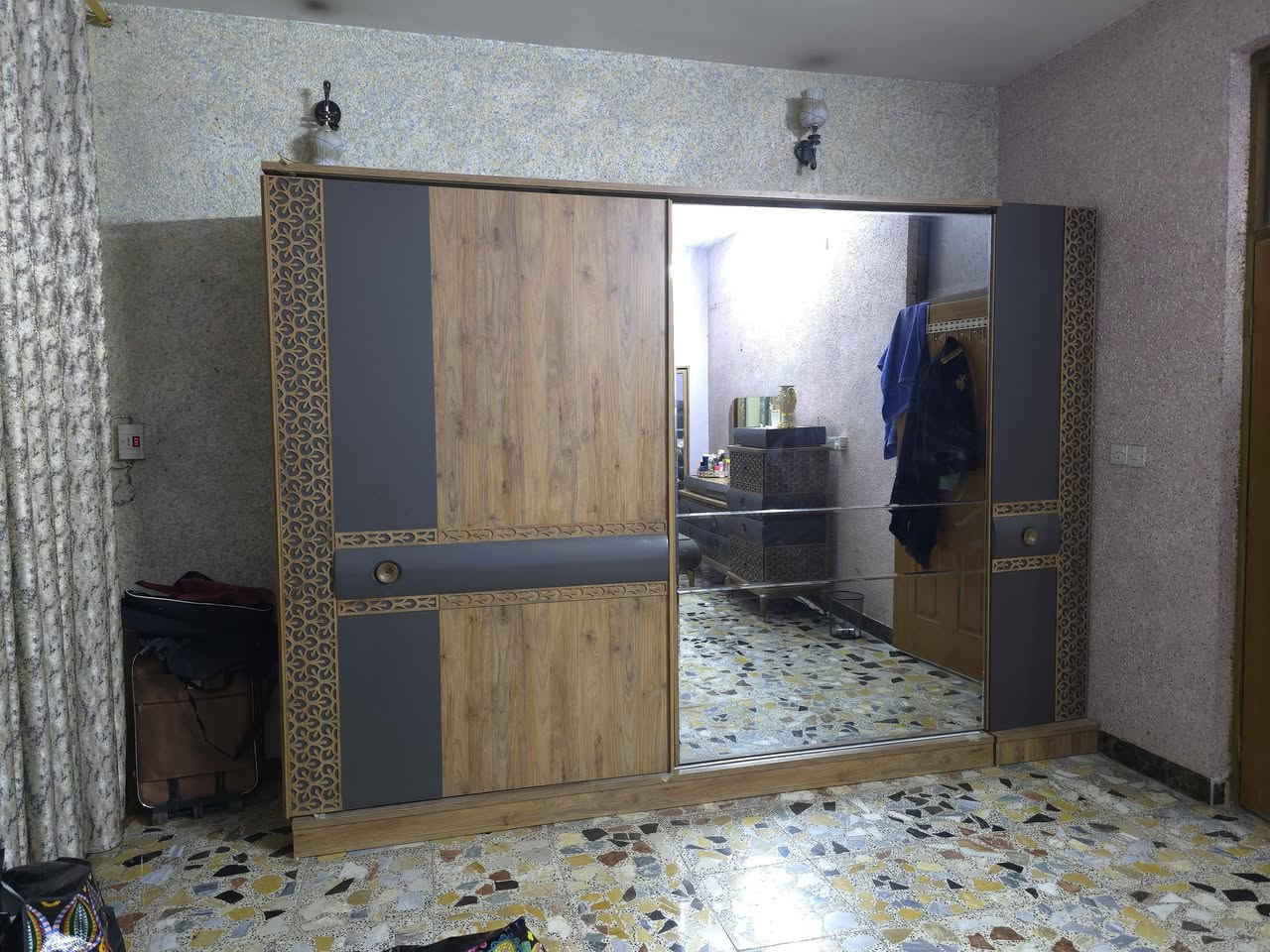 غراض للبيع مكان الزعفرانية ***********
