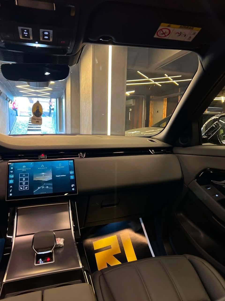 Range Rover Evoque
P160 R-Dynamic 
model 2026 
zeroo 
Keyless start 
LED & Auto Headlights
Adaptive Cruise Control
Apple CarPlay & Android Auto

سقف بانوراما 
جنوط 19 انش 
كراسي كهرباء + ميموري 
كاميرات 360 
لون اسود فرش اسود 

السعر : 4,050,000


**إذا كنت صاحب هذا الإعلان وتريد حذفه لأي سبب، رجاءا أرسل رسالة إلى الدعم الفني**