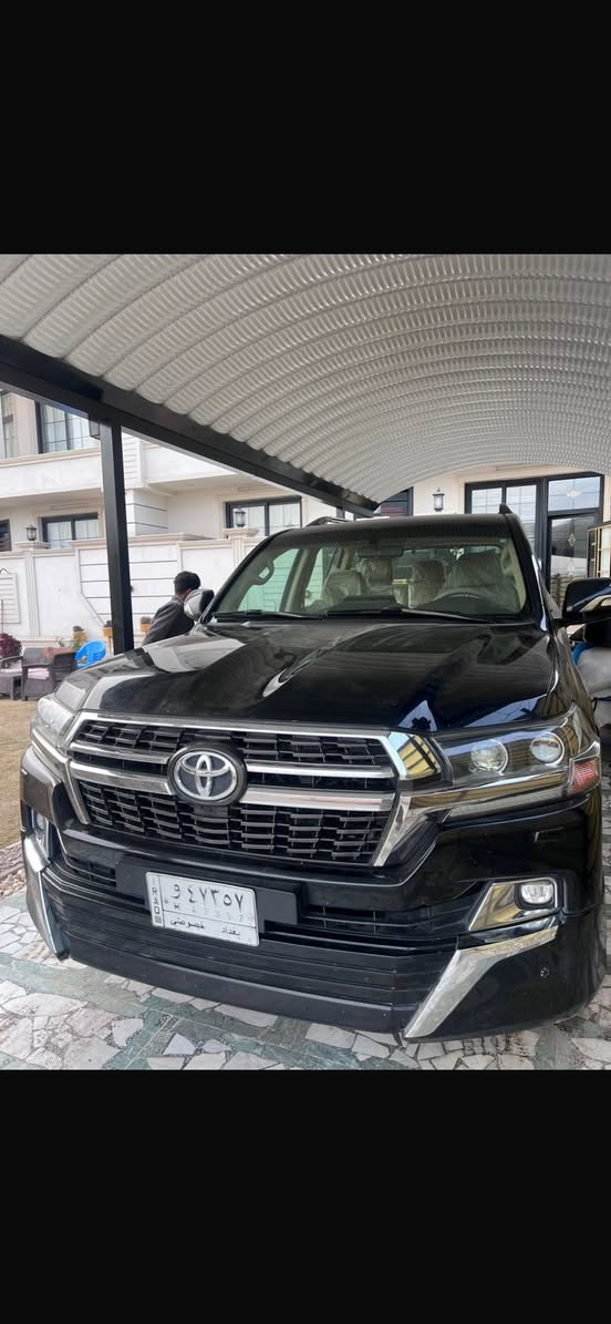 السلام عليكم للبيع فقط 
مديل ١٧ 
عداد ١٤٠ 
محرك V6
كفالة عامه فقط شخط كلش صغير ومكحل 
سيارة جديدة 
عنوان بغداد الكاظمية 
***********
