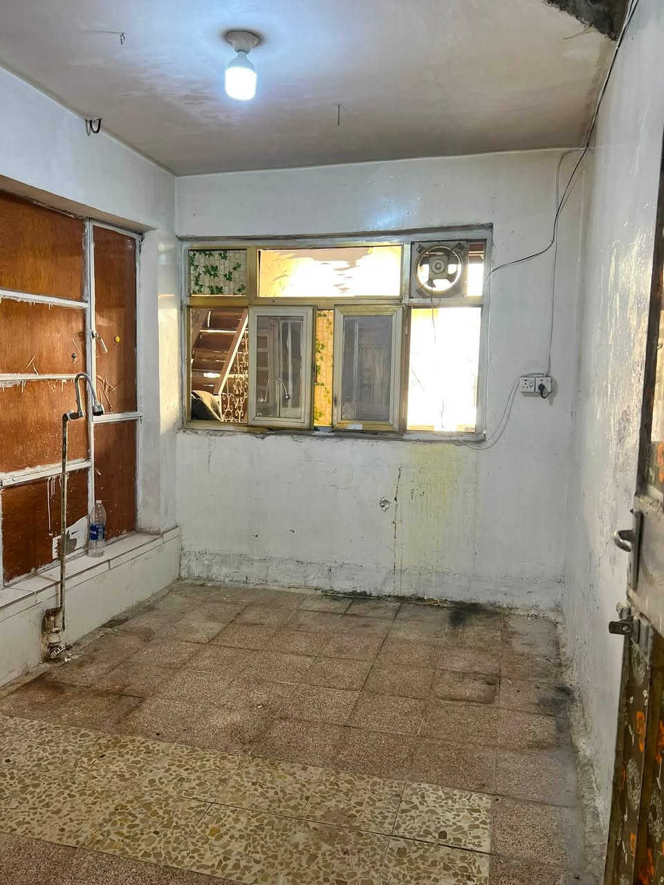 طابق ثاني للإيجار ب 400
الموقع السيدية 
يحتوي على غرفه وصالة ومطبخ وخدمات 
للاستفسار 
***********
