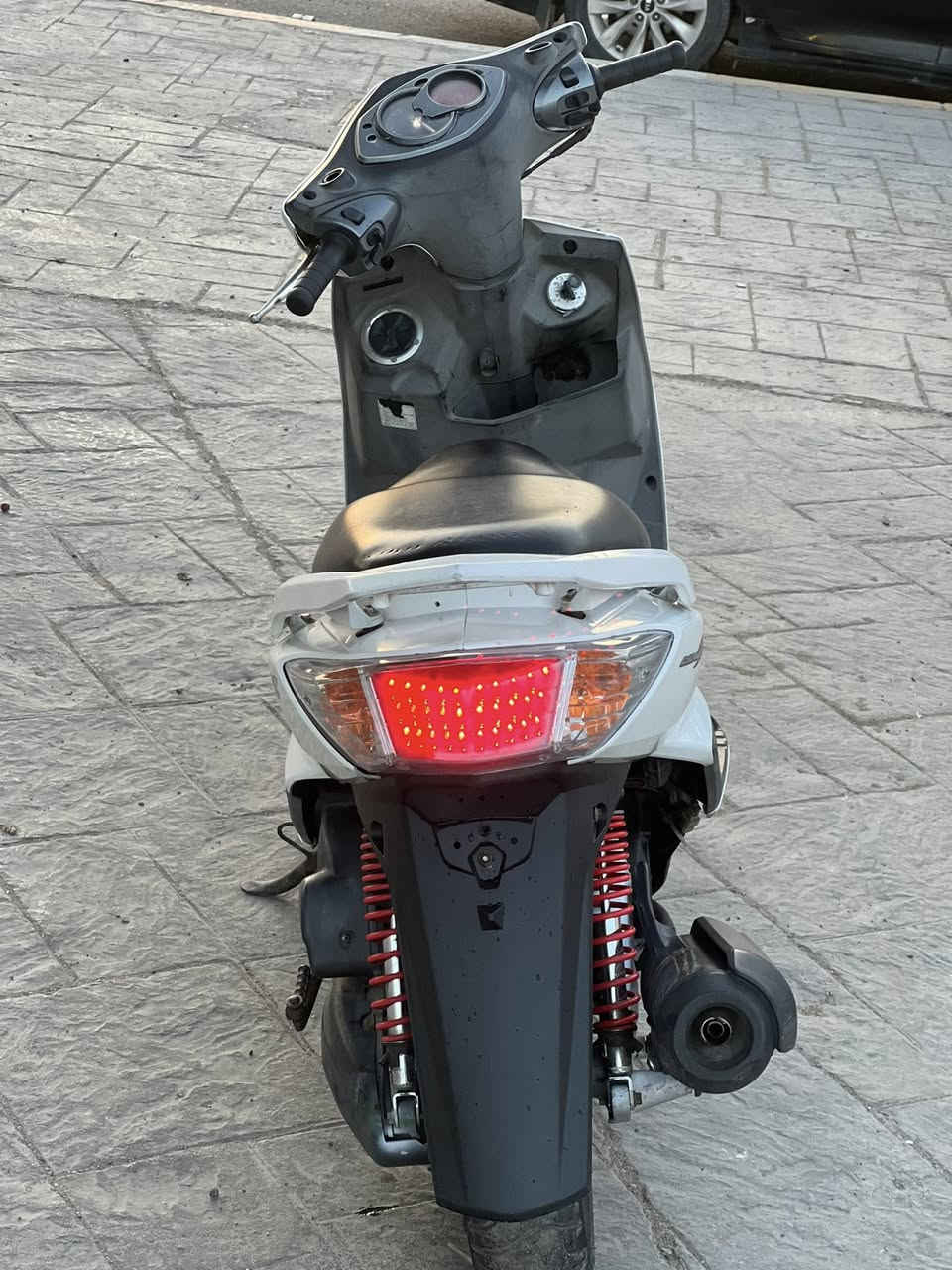 سكنس فحل حديثه رمبه (مكفوله كفاله عامه) صالها ٢٧ يوم من نازله من رمبه وكلها بلادي من تاير للتاير برغي واحد ممفتوح بيها مكينه تتعب شرط رمبه مابيها مثل هاي نضافه كفرات بلادي وكلشي شغال كهربيات قفل جنطه قفل ستيرن دشبول كيلو متر بانزين قبق بانزين والمكينه شرط اذا مفتوح برغي واحد انطيها بلاش براغي مال كفر ما مفتوحه والمكينه لتسوالف تتعب من ورى مكينه شكد ما نضيفه  ايي نقص ما بيها وشرط احلى من صور بهواي تجي اذا مو نفس هاذ كلام تاخذها بلاش وكروتك عليه السعر ٧٥٠ وبيها مجال بسيط العنوان بغداد الاعطيفيه قرب مقهى البيروتي الاتصال على هاذ رقم ***********
