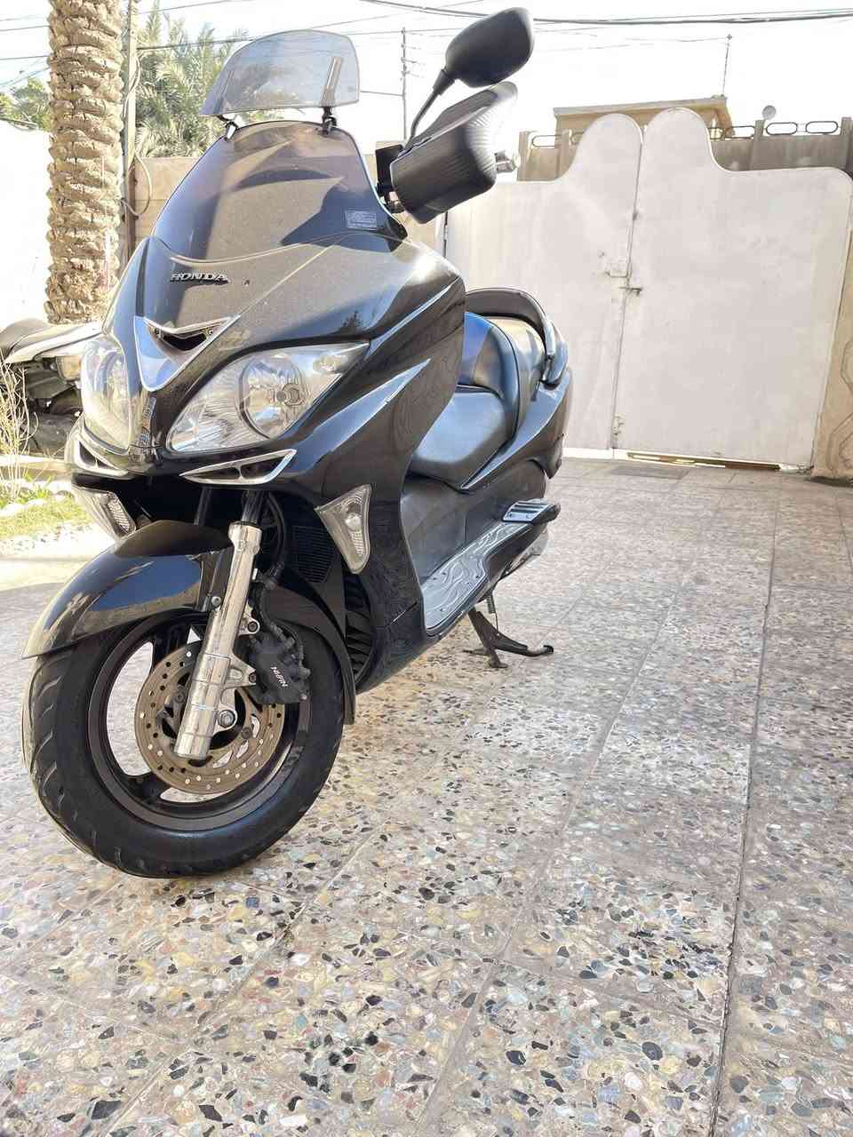 سلام عليكم شباب هوندة فورزه .08 عميه بلاد ومميزه دراجه حلوه وجديده بمعنى الكلمه مكفوله كفاله عامه اي نقص اي شي مابيها مكفوله من كل نواحي كفرات وكشر ومكينه  جيب فيتر مضبوط وتعال  مكاني بغداد حي اور  سعرها مليون و350 بيها مجال جدا بسيط (***********) الرقم
