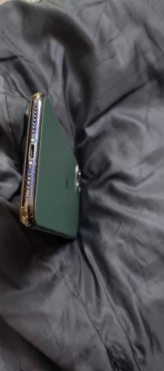 سلام عليكم خوان ١١ برو ماكس للبيع  تك سيم ذاكره ٢٥٦ جهاز كلشي واضح بل صور مبدل شاشه اصليه وبطاريه شاشه بيها نقطه صفار وغير هاذه مابي شي شرط صوت نتصال بلاتوث ويفاي سيم كله شغال كمرات طبع سعر ٢٠٠ بي مجال بصيط خاص او نتصال عل رقم ***********
