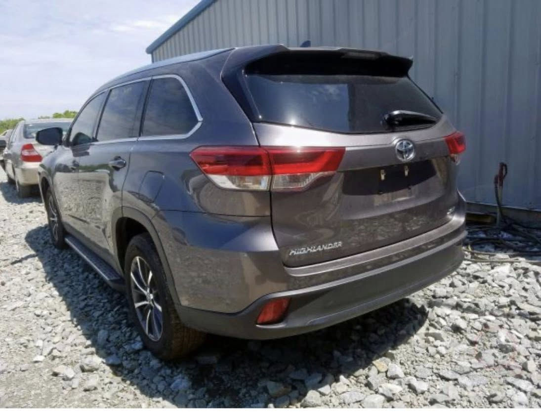 السلام عليكم
تويوتا هايلاندر 2019 XLE فول مواصفات 
7 راكب ، كشن VIP محرك 6 
ماشي 69 ميل 
فتحة سقف ، بصمة ، ثلاث قطع تبريد 
گير ومحرك شرط مامفتوح . رقم بغداد دولي صور الضرر داخل المنشور معاها سونار المندلاوي وبي كافة التفاصيل .. 
السعر 285 وبيها مجال للشراي 
العنوان : صلاح الدين بيجي ناحية الزوية 
للاستفسار /  ***********
                      ***********
