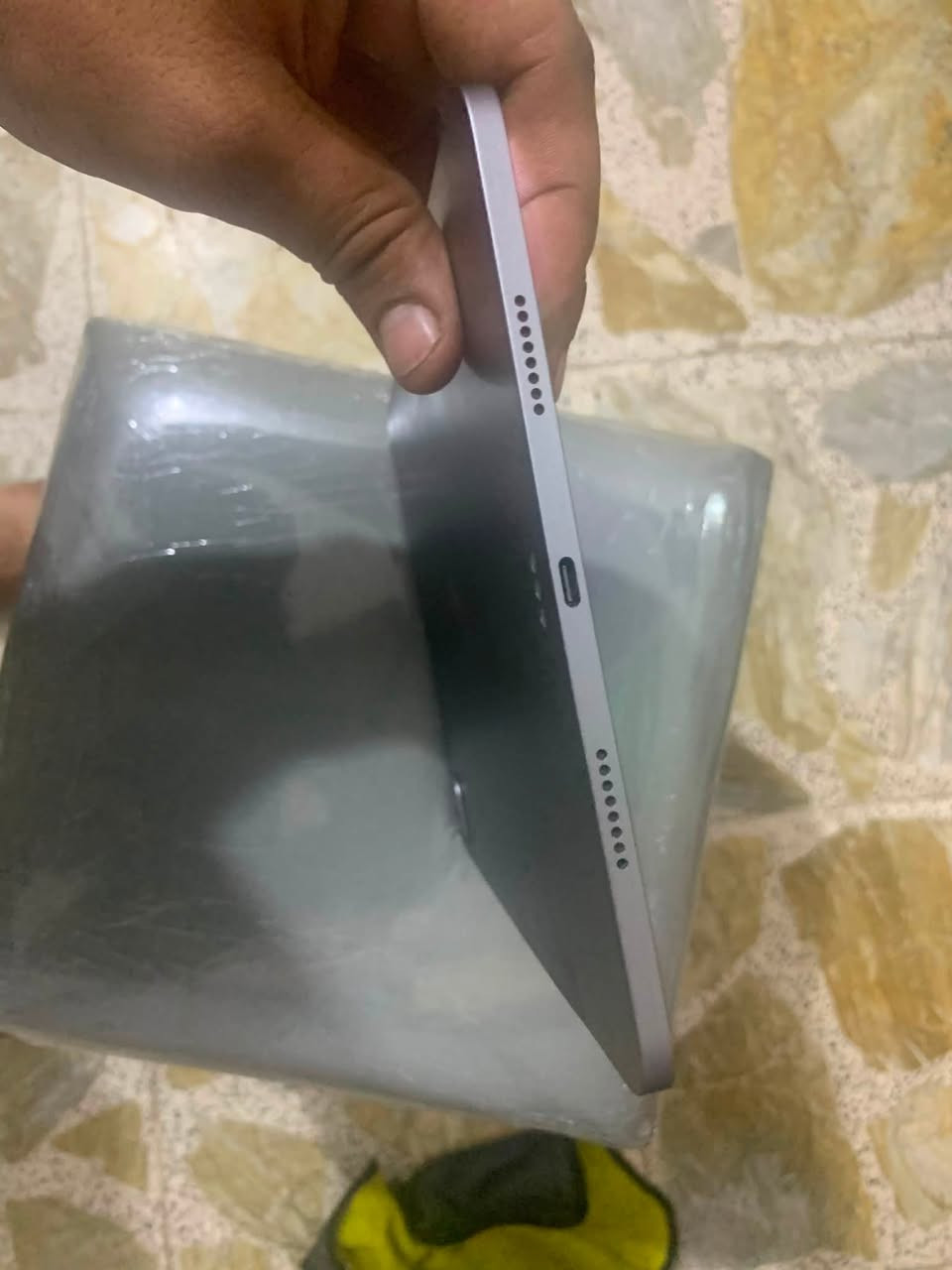 ايباد برو M2 بطاريه ٩٠ بي فقط هذني الضربات الي بضهر جدا خفيفه مماثر شي ذاكره ١٢٨ السعر ٥٠٠ مكان بغداد الغزاليه ***********
