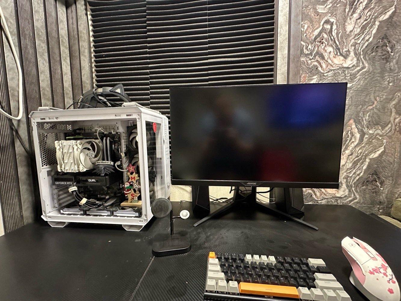 تجميعة كاملة مع شاشة وميز 

PC 

Cpu Ryzen 7 5800x 
M.B b550 msi tomahawk
Cooler arctic freezer 34 esports duo 
Rtx 5060 palit dual 
Ram 32G 3600hz (16x2) lexar ares 
Psu 750w cooler master 80+ gold full modular 
M.2 1T m.2 250G 
Fans lian li sl 120 infinity 6 fans 
Case Asus Tuf GT502 

Monitor 
Aorus AD 27QD  
2K (1440x2560) 144hz 

وميز زاوية خشب وسماعة وماوس وكيبورد 

***********