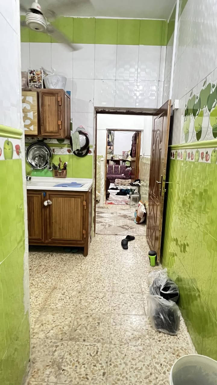 السلام عليكم بيت للبيع شارع الجمهورية خلف جامع فاطمة الزهراء ٤٠م،سعر ٣٩مع مجال صاله وستقبال وفوك ٢غرفه،سراميك***********

