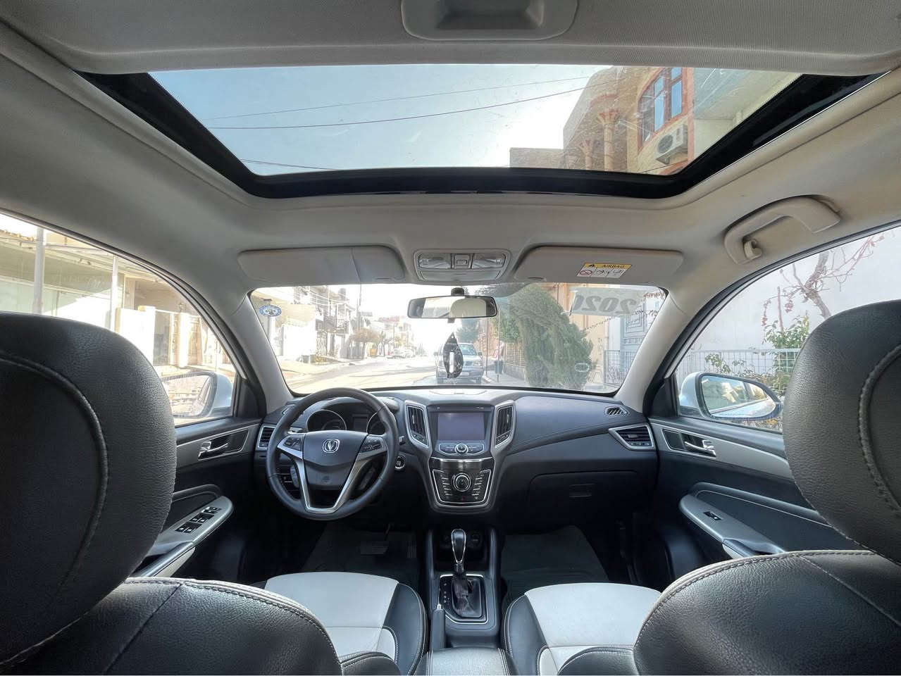 شانچان  ٢٠٢٠
سەیارەکە سفری شەریکەی ئێرەیە 
بەناوی خۆمانەوەیە
قەپات مواسەفاتە
تەنها نیو دەرگای سەکنی بۆیاغە لەسەر شوخت
تا ٢٠٣٠  هەموو شتی نوێیە
١٠٠ هەزار کم ڕۆیشتوە
کامل سیرڤسی بۆکرواە گیر و مەکینە کارەبای هەموی بەشەرت
هیچ شوینی کرانەوەی نیە
شوێن ڕانیە
نرخ ٩٢ گەڵا
***********
*********** رانية, السليمانية
