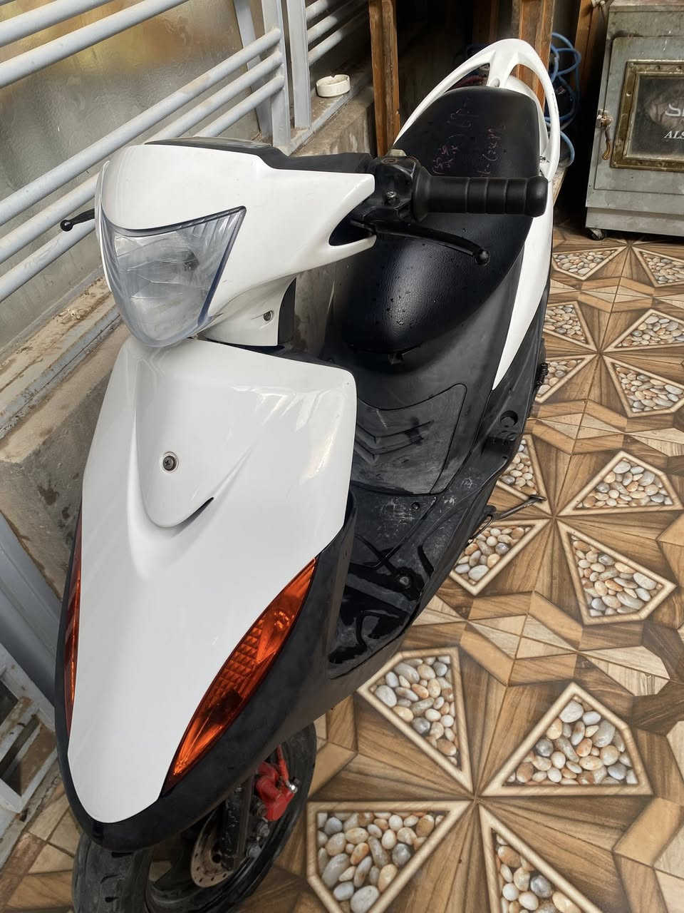 دراجه ماكس عدله نضافه فول وكاله باسمي مامفتوح بيه. ولابرغي اخذه وفحصه وين متريد حلال كلش نضيف قيم وخذه والله ماصارله ٤اشهر من نزلته اجاني شغل وبعد مااحتازه ومركونه بالبيت


**إذا كنت صاحب هذا الإعلان وتريد حذفه لأي سبب، رجاءا أرسل رسالة إلى الدعم الفني**