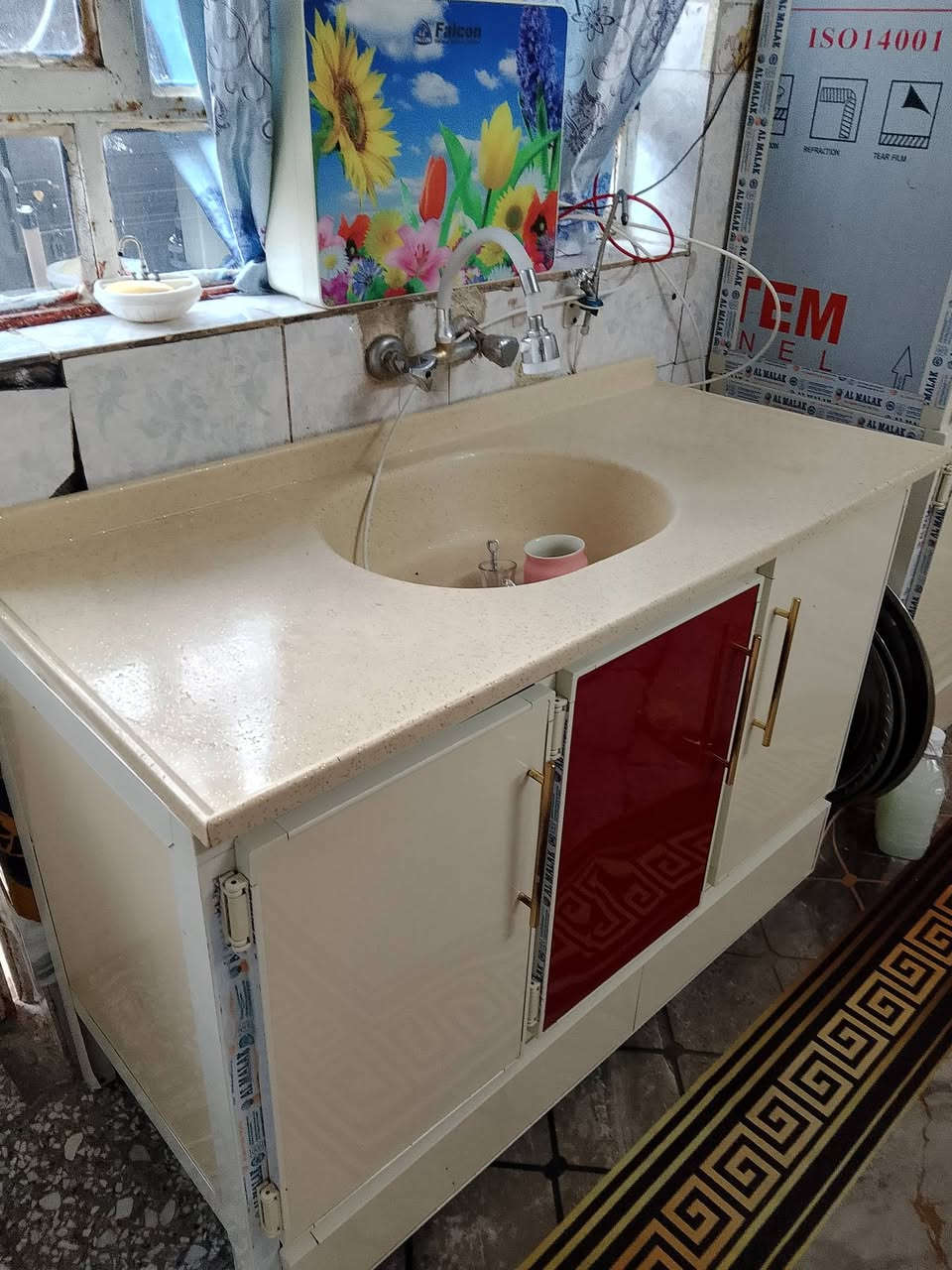كاونتر للبيع مترتين ونص وسنك متر ونص نضيف سعر 500 تصال ***********

