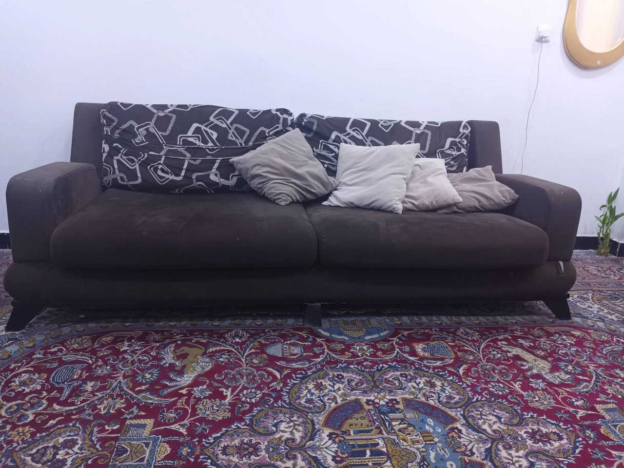 السلام عليكم
تخم تركي للبيع ٧ كراسي 
قنفه ام ٣ اشخاص وقنفه ام شخصين و٢ كراسي 
نظيف لا مكسور ولا مشكوك 
للتواصل ***********
