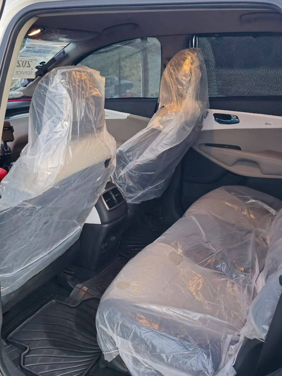 السلام عليكم كيا سورينتو موديل 2020 خليجي السيارة جديدة 6 سلندر كفالة عامة رقم بغداد بأسم اخوية ماشية 90 الف حقيقي السيارة فول مواصفات عدا الفتحة سبعة راكب بصمة تشغيل وبصمة ابواب كامرة خلفية حساس امامي حساس خلفي  لايت زنون عالي ناصي بروجكتر متقطع 4×4 تبريد ثلاث قطع كراسي كهرباء مري شفط اشاير بالمري بردات خلفية بلادي انارة ترحيب بالمري بگ لايت لد خلفي لد امامي بجم 20. ويل كروم موديل 2020 
درايف مود ايكو سبورت ونورمال 
انارة+ مرايات ترحيب عند الاقتراب تحكم ستيرن جهتين السعر 270 مكاني بغداد او واسط رقمي *********** 
ملاحظة السيارة احلى من الصور بالحقيقة
