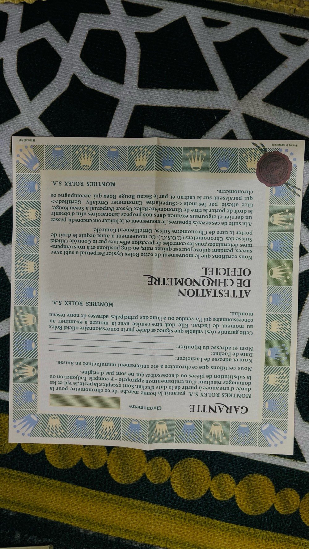 إعلان بيع ساعة بتصميم رولكس أنيق

للبيع ساعة رجالية بتصميم فاخر مستوحى من رولكس، مظهر راقٍ وجذاب يناسب الذوق الكلاسيكي واللبس الرسمي.

المواصفات:
	•	واجهة بيضاء مع مؤشرات كريستالية لامعة
	•	عرض تاريخ بعدسة مكبرة
	•	هيكل بلون ذهبي أنيق
	•	سوار جلدي مريح وعصري
	•	حالة ممتازة ونظيفة جدًا

تأتي مع الحقيبة والحافظة وبطاقة الضمان وشهادة المنتج.

السعر المطلوب: 100,000 دينار عراقي

للاستفسار والتواصل يرجى الاتصال على الرقم ***********