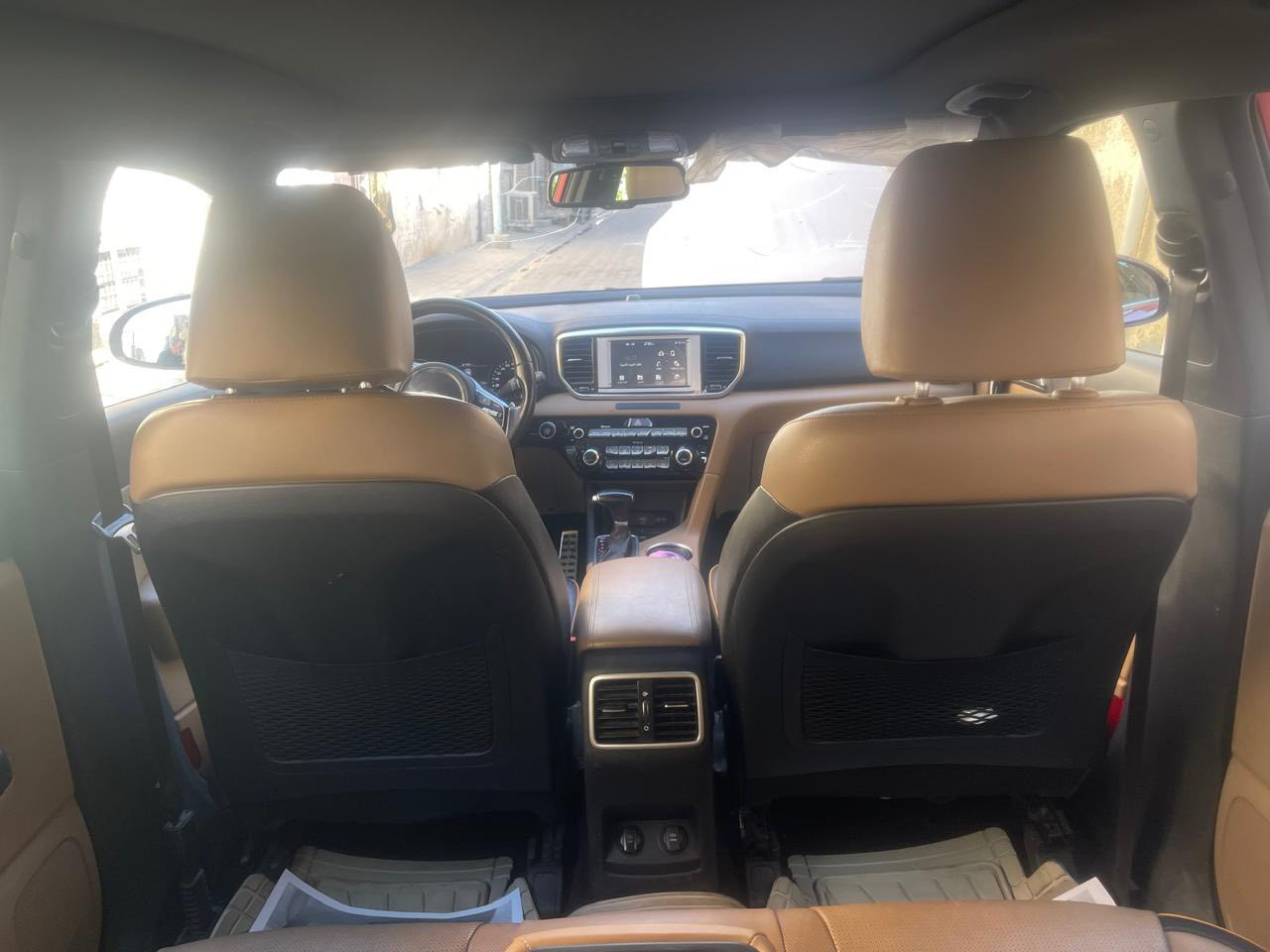 السلام عليكم سبورتج 2020 فول موصفات 1/1 GT بنوراما قماره كلها عداد 60 الف خليجي كفالة عامة  محرك 2000 دوش للاستفسار اتصال على واتساب موجود السعر.  210 ورقه  ***********.
