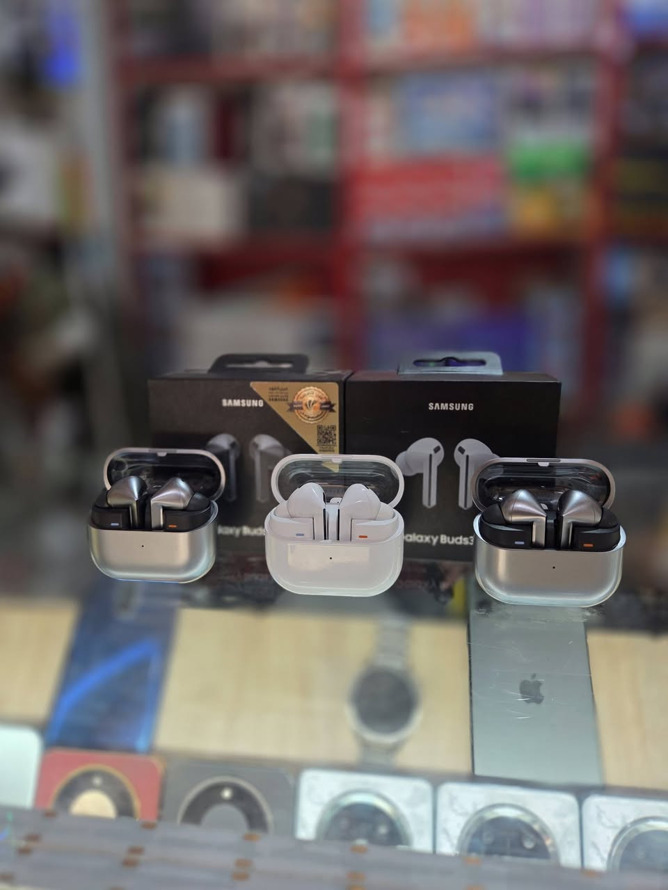 السلام عليكم
Samsung galaxy buds 3 pro

متوفر 3 قطع نظافه 💯

متوفر قطعتيتن لون اسود
ومتوفر قطعه وحده لون ابيض

مواصفات رووعة
تقنية الغاء الضوضاء Noise cancellation

سعر القطعه 125الف قفل
مع العلم سعر الجديده ب210

بابل سوك الحله شارع المكتبات مكتب الماسه للموبايل 
متوفر توصيل جميع المحافظات 
***********
***********
