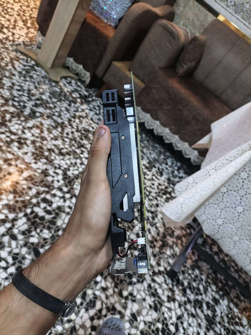 كارت بحاله نضيفه جدا كدامكم يشغل العاب على 60 فريم يحتوي على منفذ خارجي رايده ب40 ماكو توصيل
عنواني بغداد السيديه رقمي ***********
كارتgtx 550ti 4gb  بحاله نضيفه جدا كدامكم يشغل العاب على 60 فريم يحتوي على منفذ خارجي رايده ب40 ماكو توصيل
