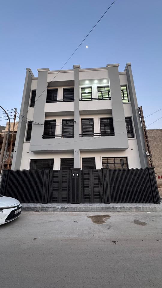 سلام عليكم 50 متر للبيع كامله ثلاث طوابق 3 غراف نوم 2 حمامات بيت كامل فرع أسواق الشورجه ***********
