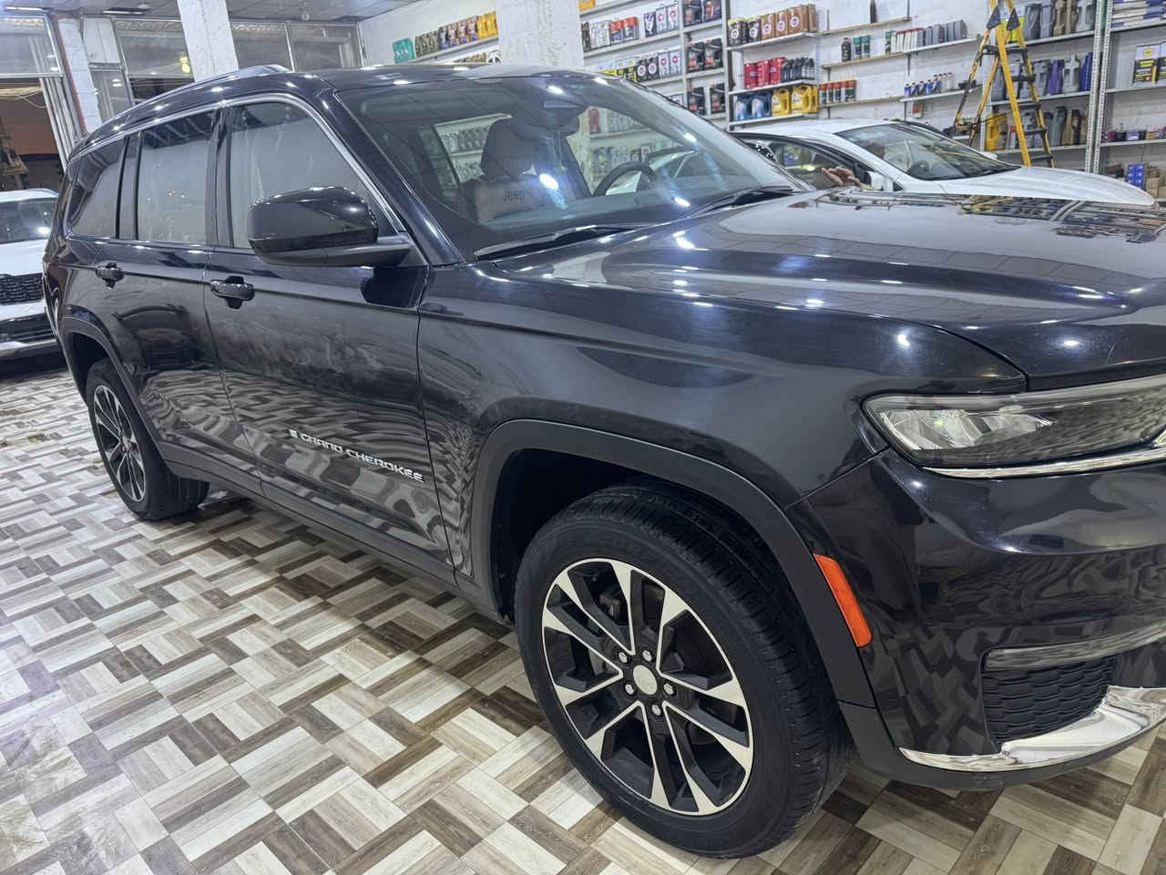 السلام عليكم
جيب 7 راكب 

الموديل : 2023 . (وارد امريكي) . 

المحرك : (3600)v6.

العداد : .(40000)M. 

رقم اربيل الجديد بأسمي تحويل ثاني يوم.

* رادار امامي مع مانع تصادم.

*مانع تصادم خلفي.

* شاحن موبايل وايرلس. 

* شاشه مع كامرة 

* نظام الخرائط (GPS).

* كير شفتات بالستيرن. 

* المصابيح الأمامية LED. 

*المصابيح الخلفيه LED.

* المقعد الأمامي للسائق كهرباء.

* دواخل مشمشي 

* مقاعد Vip

* حساسات خلفية. 

* بلوتوث تلفون. 

* محدد سرعة. 

ضرر السيارة:فقط الي اموضح بالصوره قليل خسفه بالدعاميه 
 ويوجد سونار. 
مكان السيارة:ميسان العماره 

للاستفسار الاتصال ع الرقم:***********
