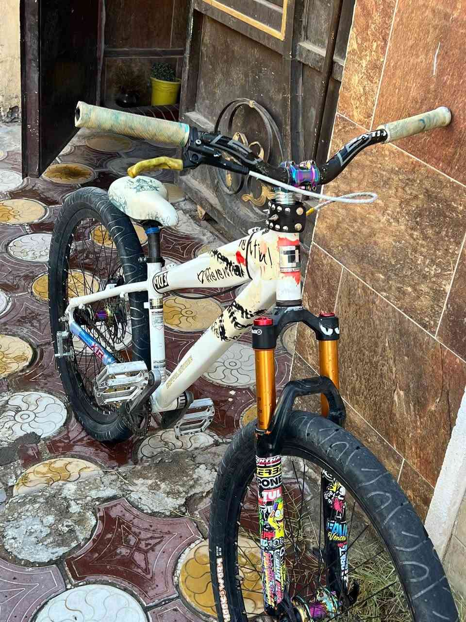 السلام عليكم بايك للبيع مزود بريك دهن  شيمانو mt200 تايرات ماكسزز وياله رياضي بطيخات سبع الوان هانسس فلنجه 7الوان ركبه 7الوان دبل غاز ستيرن ستعراضي بيع فقط ب300قفل مكاني بغداد حي الاعلام شراي يجي خاص رقمي ***********
