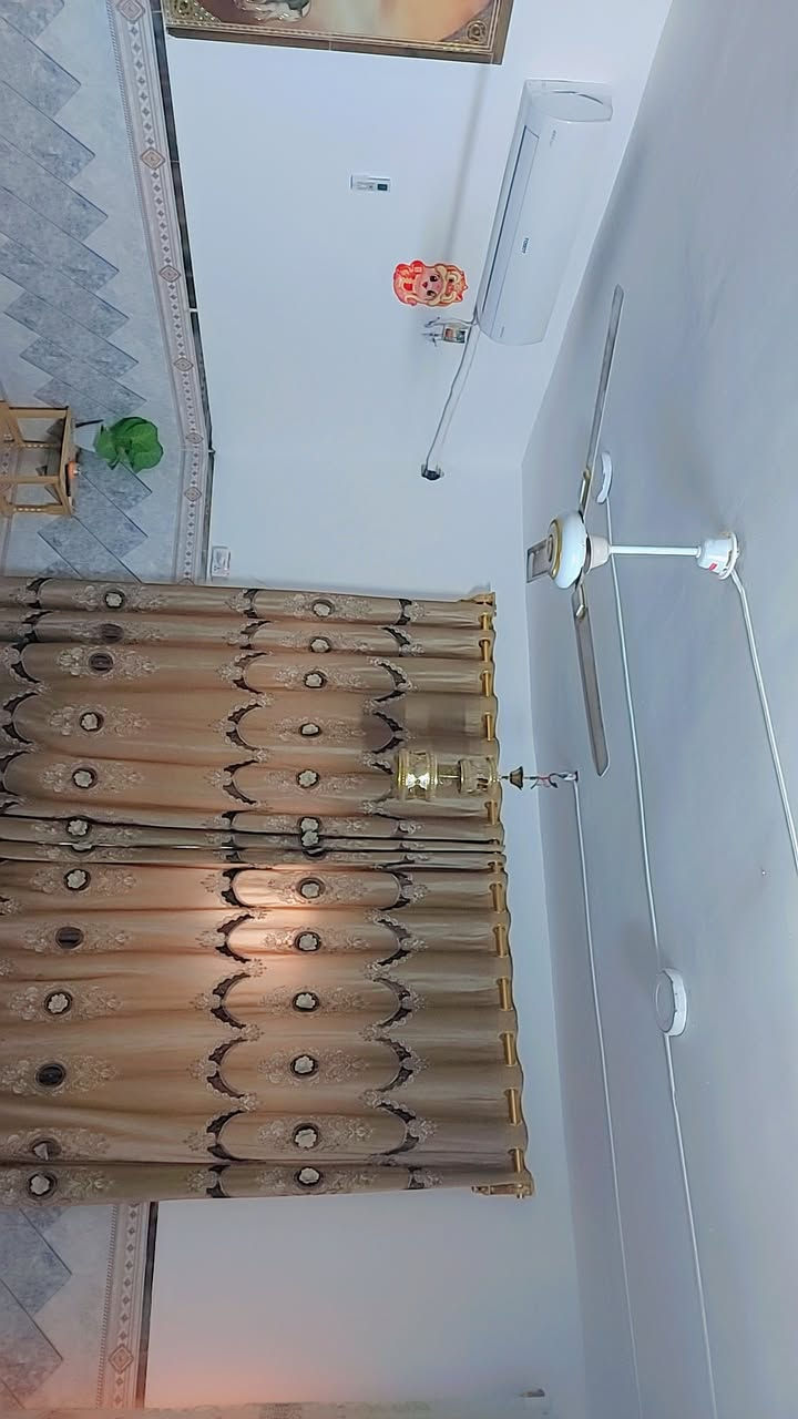 بيت للبيع في منطقة الحسينية الراشديه السكلات منطقة ١٣ مساحه ٢٠٠م قاطين الجوه نص عكاده الباقي كله صب سعر ٩٧بي مجال ***********
