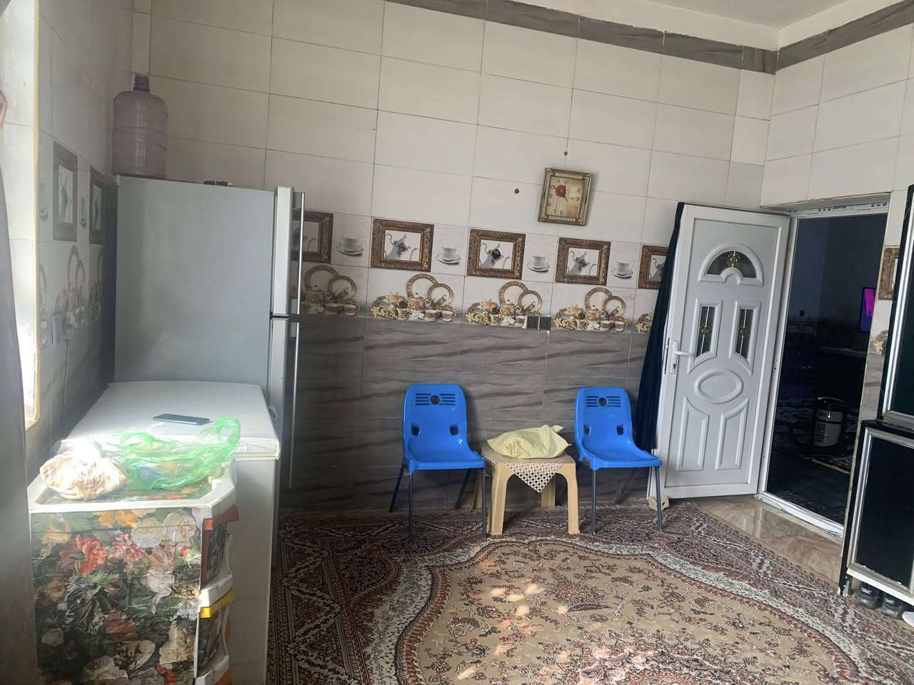 السلام عليكم
بيت للبيع المساحه 240 متر كربلاء البوبيات 
بناء طابوق 🧱 
طابق واحد / الداخل مكون من
غرفتين نوم / واحده منهما معها سويت 
صاله 7*5 
الاستقبال مفتوح على الصاله 6*5 
حمامين 
طرمه كبيرة مع حديقه وحمام خارجي 

العنوان كربلاء الحر الصغير قرب أسواق السلطان 

الأرقام : ***********
***********
