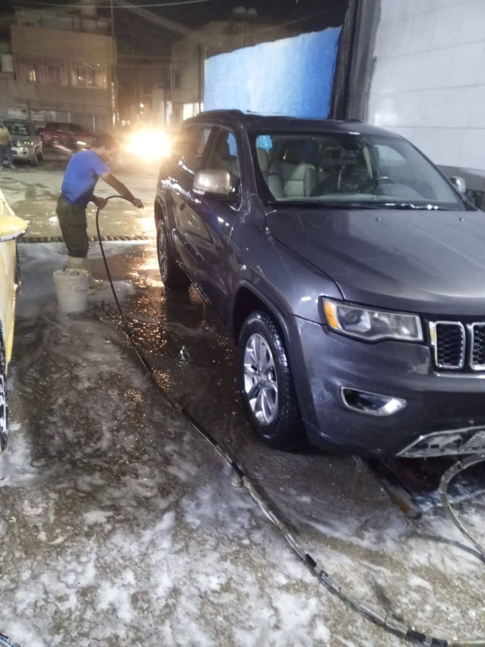 السلام عليكم اخوان للبيع جيب موديل 2017 رقم بغداد الدولي بسمي شرط تحويل رقم وسنويه وهزه كله جديد سياره محرك 6 سلندر كير مكينه داخل ميكانيك كله جديد ونضيف ماشيه 68 الف حقيقي السياره بيها مكانات صبغ وبيعلك عام السعر مناسب لشراي للاتصال بل رقم *********** مكان السياره بغداد بغداد, العراق
