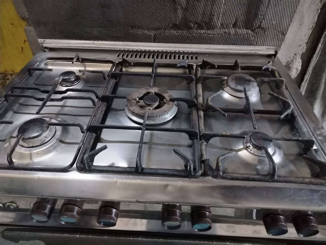 طباخ ايطالي الصنع كلشي شغال الفرن وجميع العيون نظافه90%السعر 170مراسله وات ساب ***********
