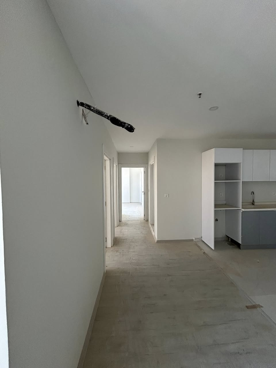 سلام عليكم شقه للايجار 150 متر في مجمع رسن تاور وبسعر اخو البلاش

الشقه: 3 غرف+غرفه سويت
صاله جبيره
مطبخ 
مجهزه بسبالت 
واجه خارجي على ال 150 
حمامات 2
دريسنك روم 
كافة الخدمات متوفره
للتواصل: *********** محمد البياتي
