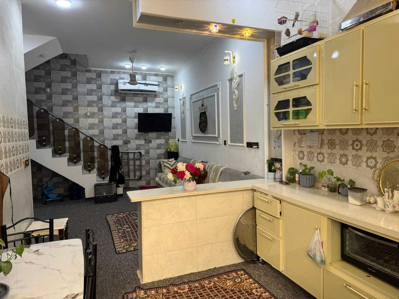 ط

🔹 المساحة: 80 متر مربع
🔹 البناء: حديث – كونكريت، الأرضية صب رفت
🔹 عدد الطوابق: طابقان ونصف

تفاصيل البيت:

✅ الطابق الأول:

* استقبال
* مطبخ مفتوح على الصالة
* مجموعة صحية خارجية
* مجموعة صحية داخلية

✅ الطابق الثاني:

* غرفتان نوم
* صالة
* مجموعة صحية

✅ البيتوتة (الطابق النص):

* غرفة مخزن بمساحة الصالة

📍 الموقع: الجزائر – شارع تبليط

للاستفسار والمزيد من التفاصيل، يرجى التواصل على الخاص أو الاتصال على الرقم: (***********)
