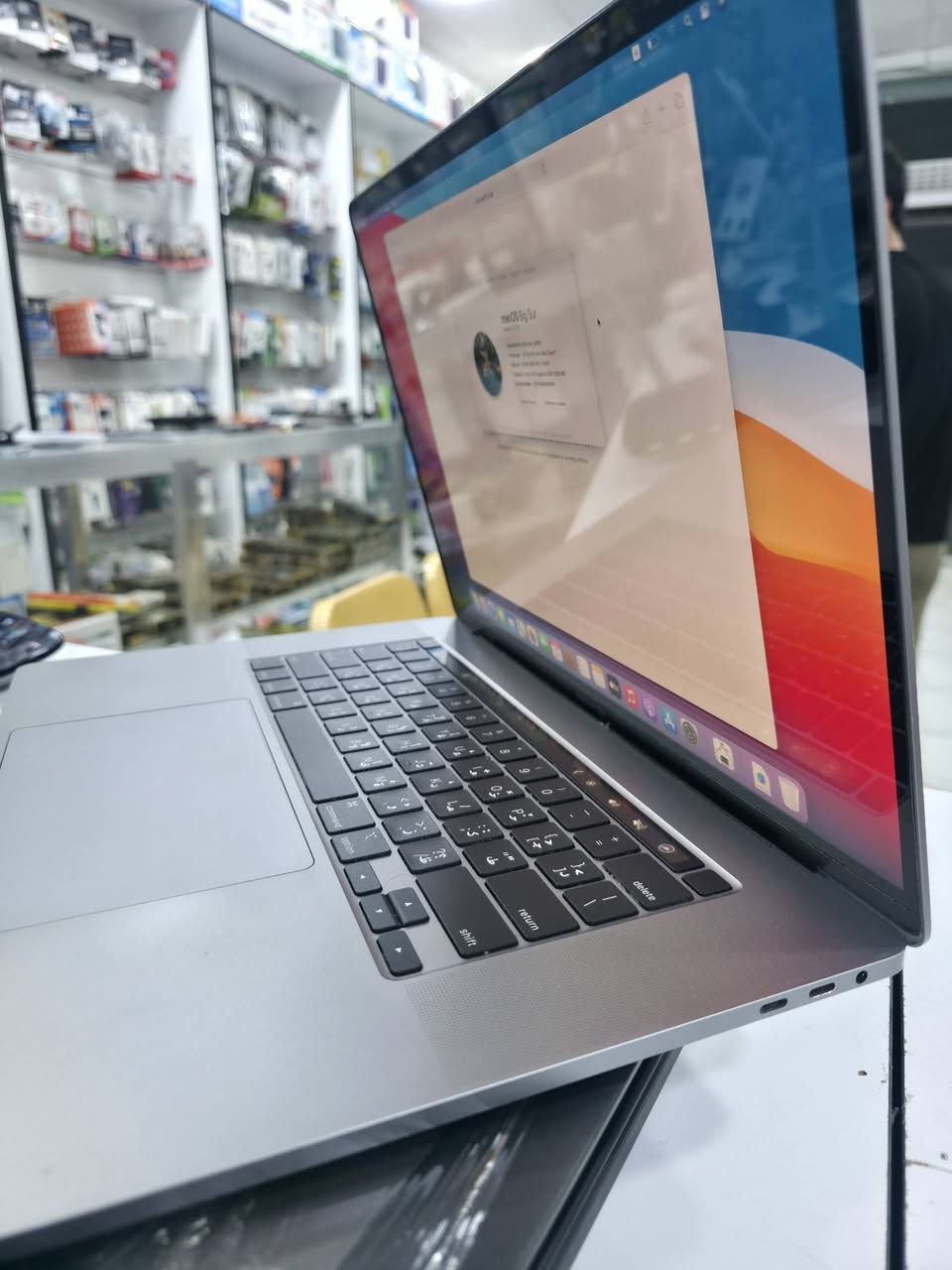 #💻_MacBook_Pro_2019_الأصلي #أداء_قوي_للدراسة_والتصميم_والبرامج_الاحترافية
✅ معالج : Core i7 الجيل التاسع
✅ رام : 16GB DDR4
✅ خزن : SSD 512GB
✅ شاشة : 16 إنج كبيرة وواضحة
✅ كرت شاشة Intel داخلي 8GB
✅ كرت شاشة AMD خارجي 4GB
✅ تصميم أنيق وأداء سريع جداً

💰 السعر : 625,000 دينار فقط

🎁 مناسب للتصميم والمونتاج والدراسة والأعمال المكتبية 🎁 بطارية جيدة وشاشة ممتازة 🎁 جهاز عملي وفخم لمحبي أجهزة Apple
━━━━━━━━━━━━━━━ 🚛 توصيل لكافة محافظات العراق بـ 5,000 دينار فقط ━━━━━━━━━━━━━━━
📞 للحجز والاستفسار: ***********
📲 واتساب: ***********
📍 العنوان: الأنبار - حديثة - بروانة قرب مدرسة نهر دجلة
#مكتب_سمارت_فيو #MacBook #Apple #MacBookPro2019 #لابتوبات_العراق #حديثة #الأنبار
